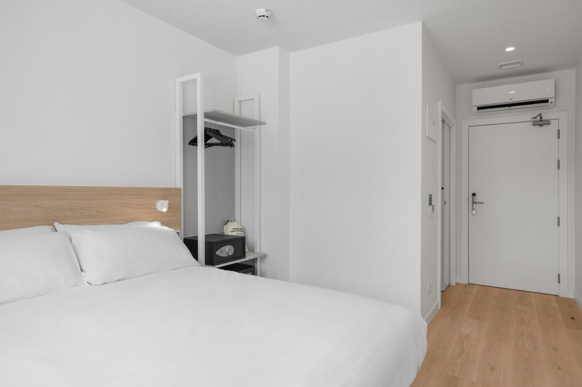 B&B Hotel Benidorm فينيسترات المظهر الخارجي الصورة