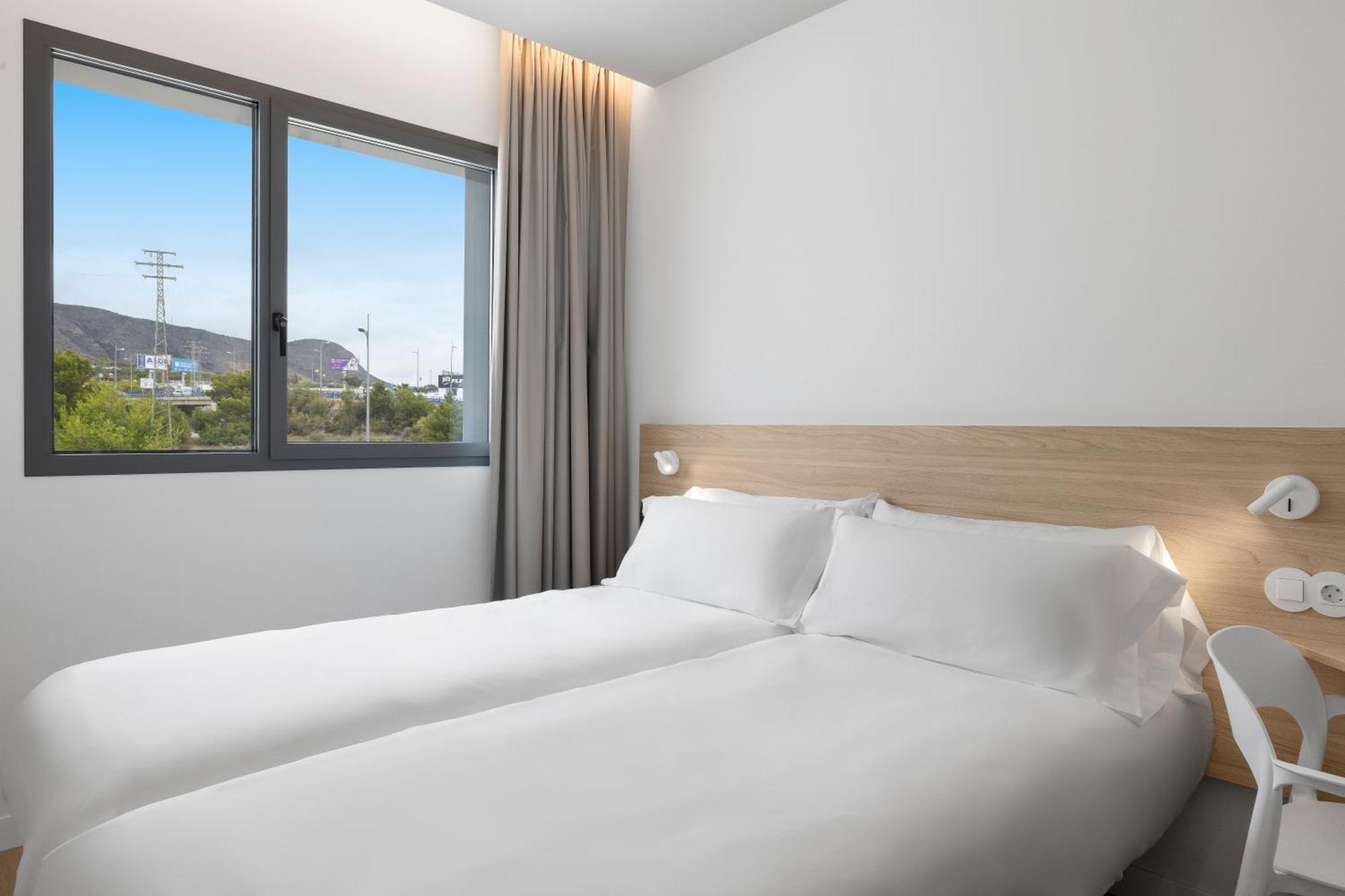 B&B Hotel Benidorm فينيسترات المظهر الخارجي الصورة
