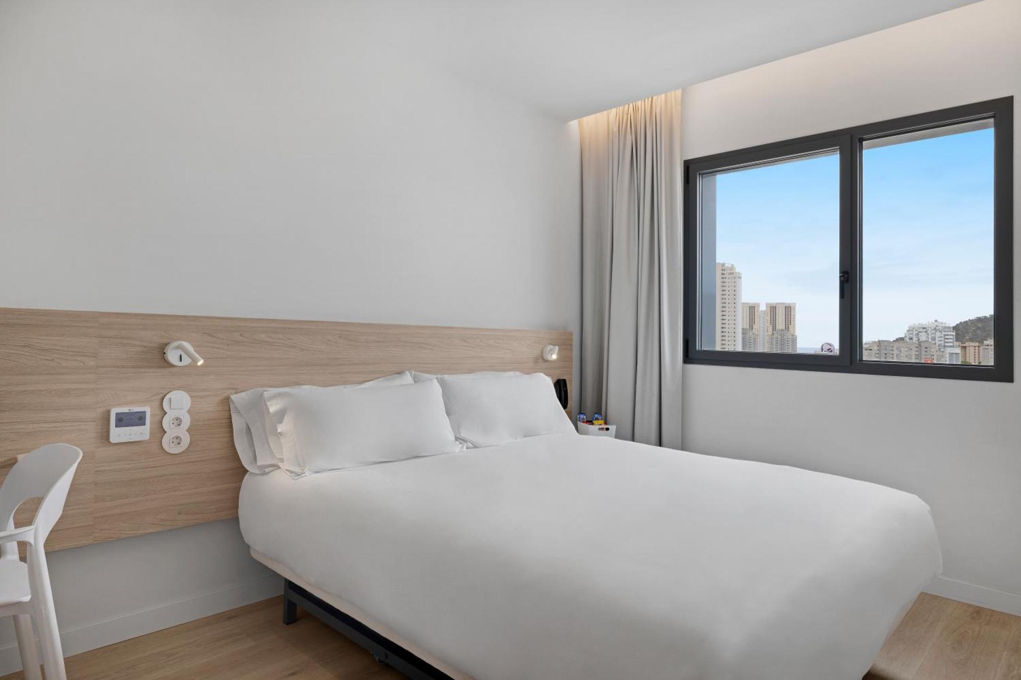 B&B Hotel Benidorm فينيسترات المظهر الخارجي الصورة