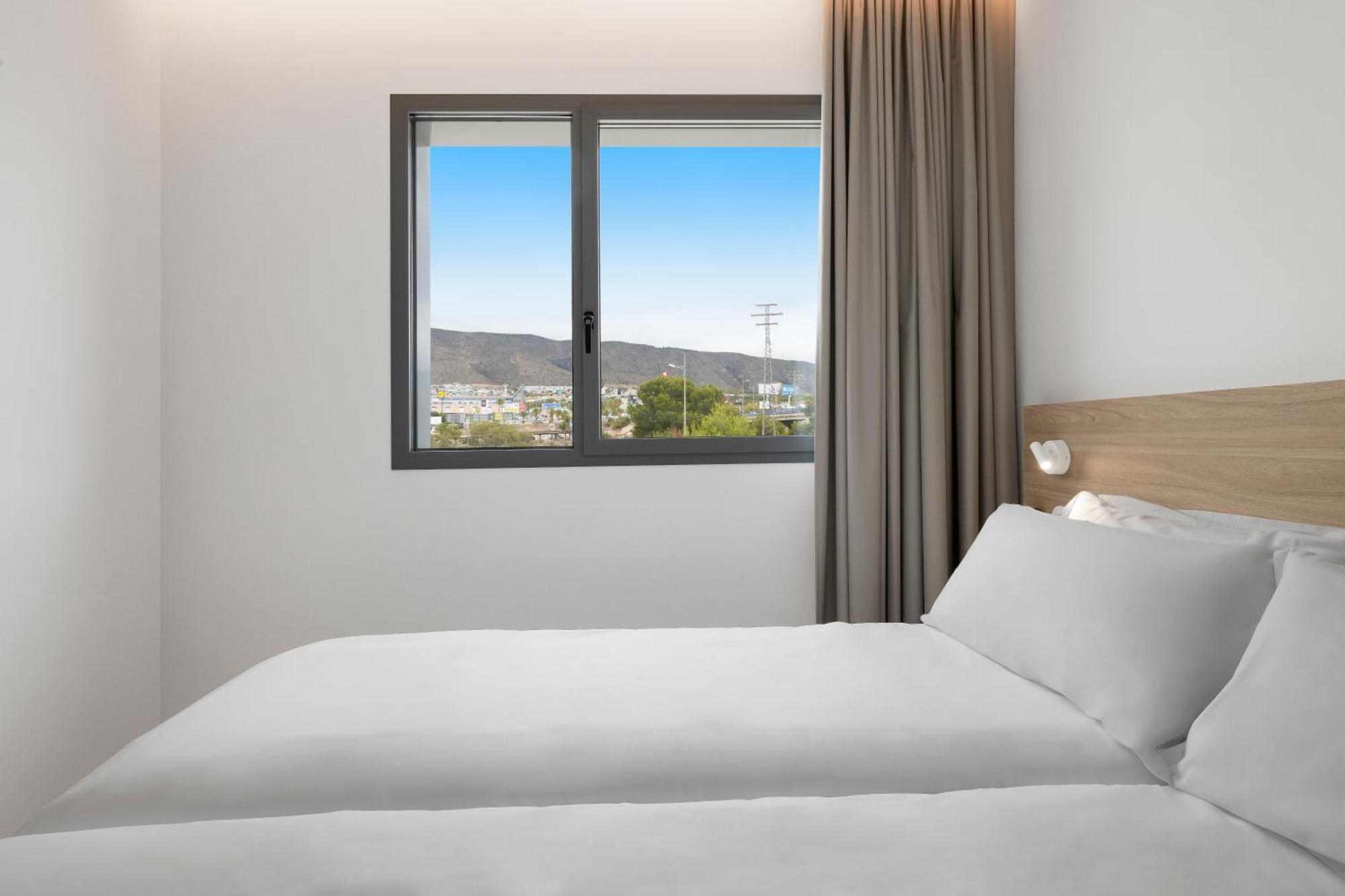 B&B Hotel Benidorm فينيسترات المظهر الخارجي الصورة