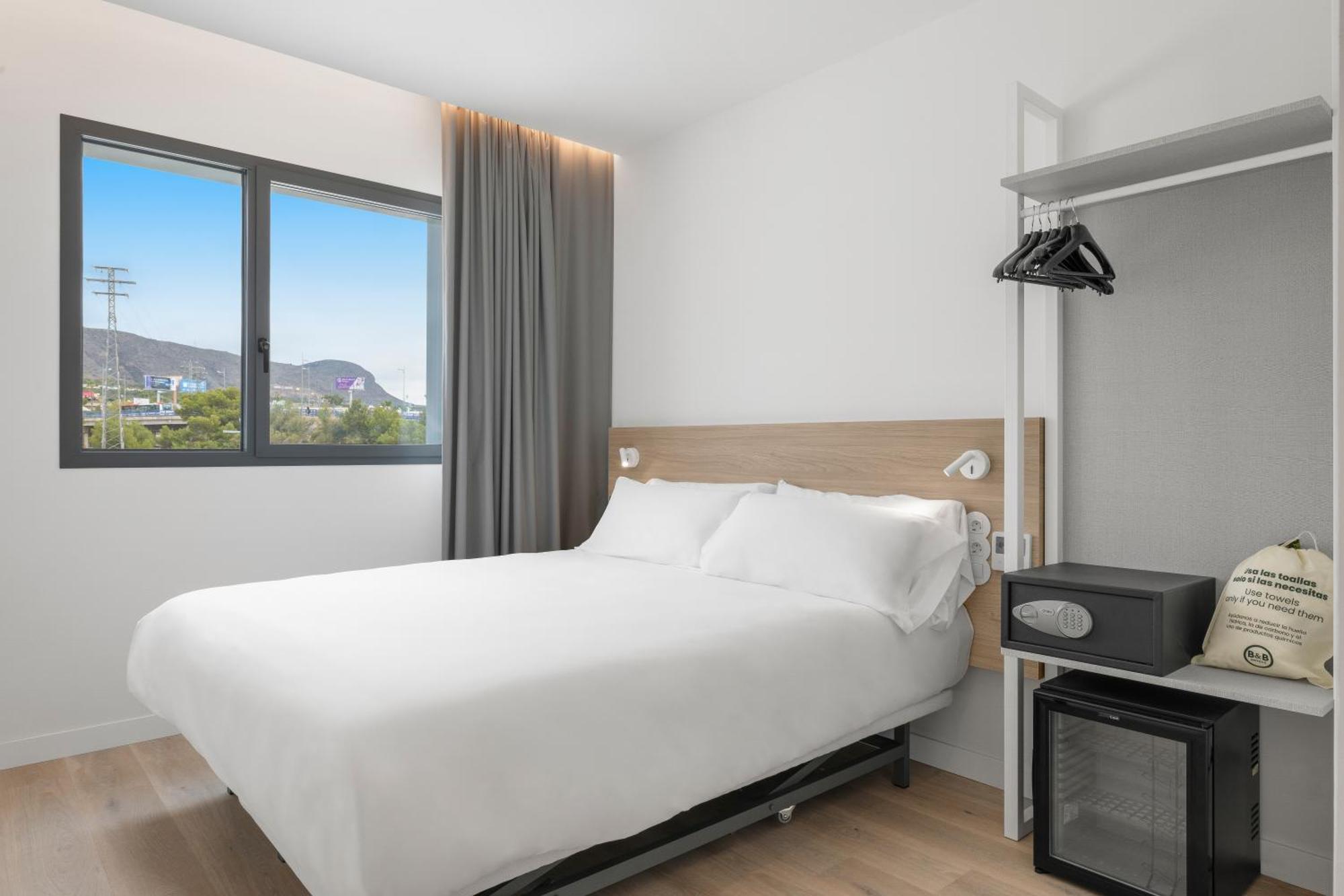 B&B Hotel Benidorm فينيسترات المظهر الخارجي الصورة